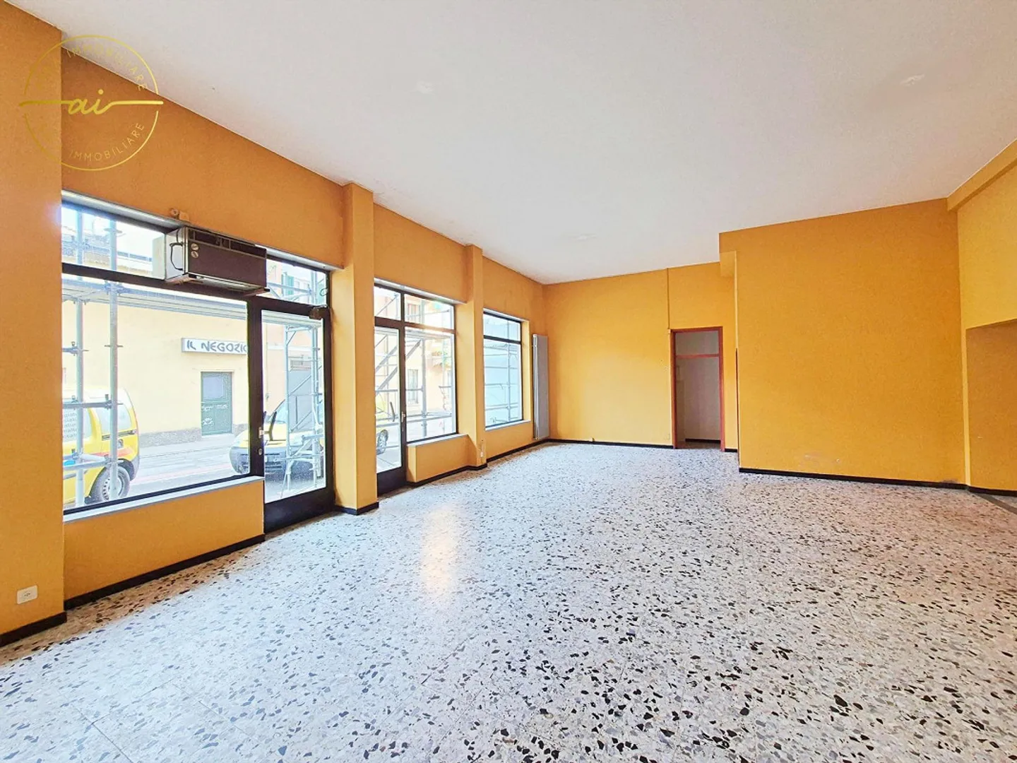 ESPACE COMMERCIAL AVEC VITRINE DANS UNE ZONE CENTRALE - Photo 1 sur 4