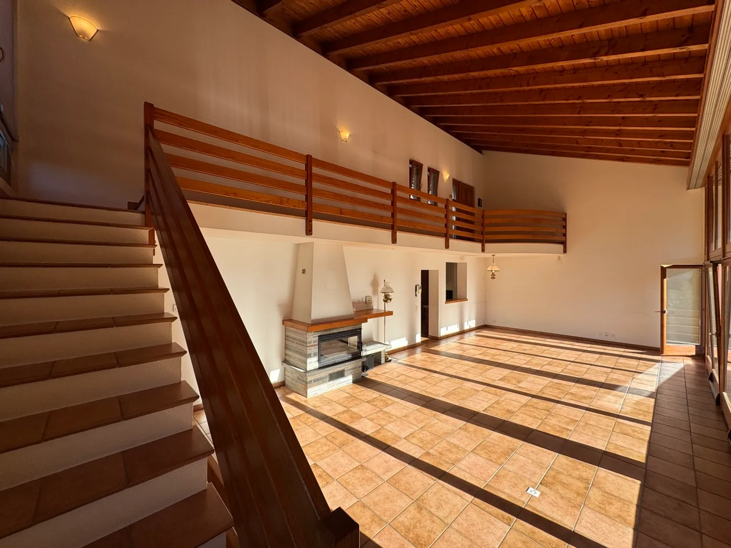 SCHÖNE DOPPELHAUSHÄLFTE 5.5 ZIMMER - Foto 3 von 16