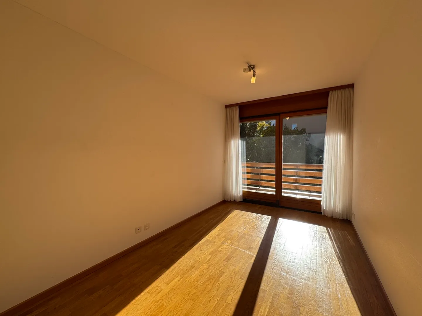 SCHÖNE DOPPELHAUSHÄLFTE 5.5 ZIMMER - Foto 10 von 16