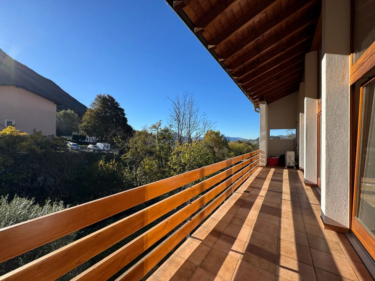 SCHÖNE DOPPELHAUSHÄLFTE 5.5 ZIMMER - Foto 12 von 16