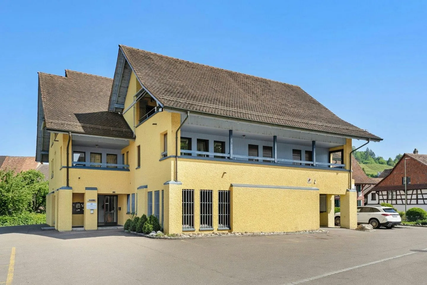 Il tuo investimento immobiliare: appartamenti in affitto / studi nel centro del villaggio di Rafz - Foto 3 di 12