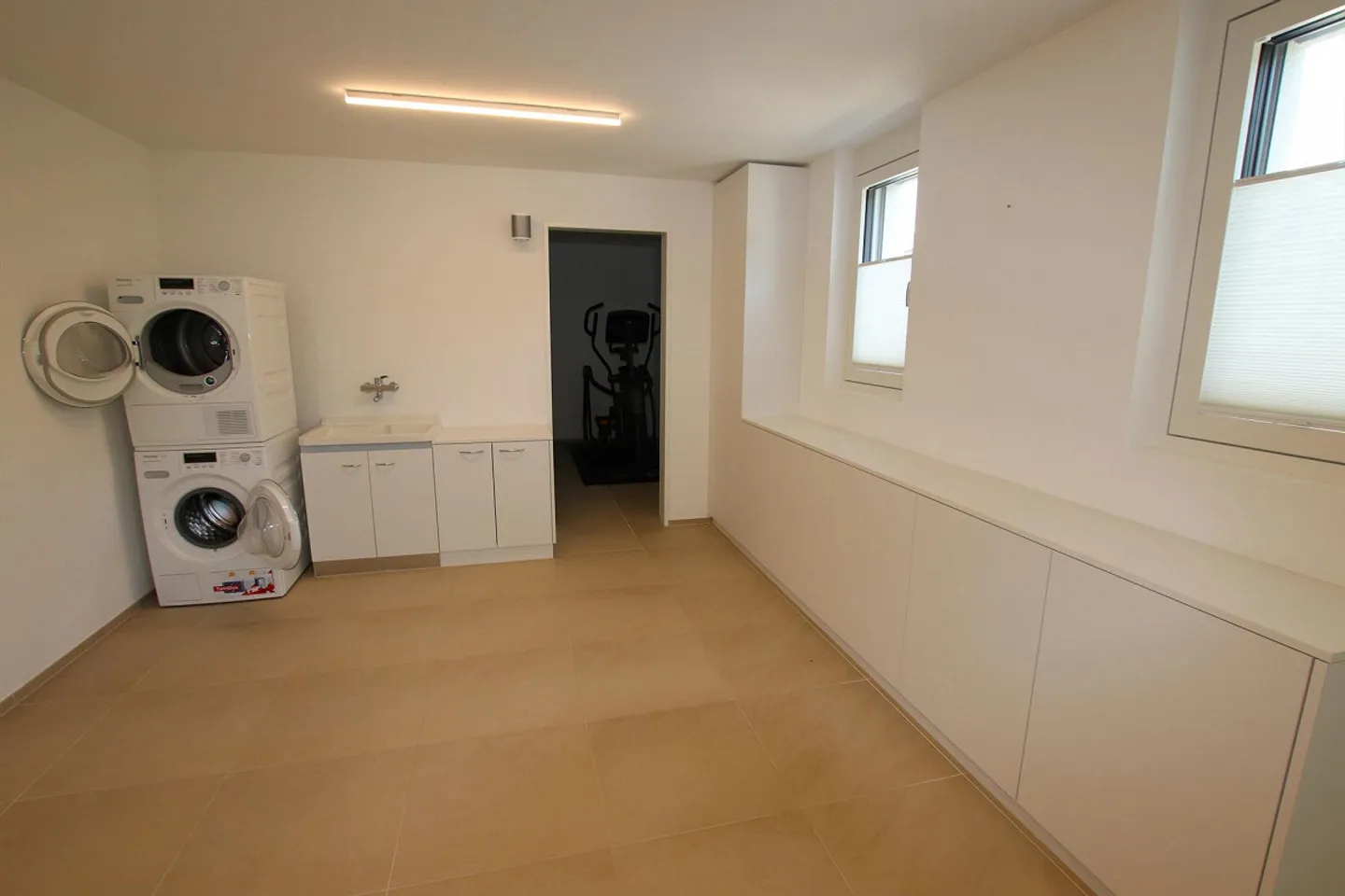 Exclusive 5.5-room penthouse apartment with panoramic view at Hofberg in Wil - Photo 21 of 29