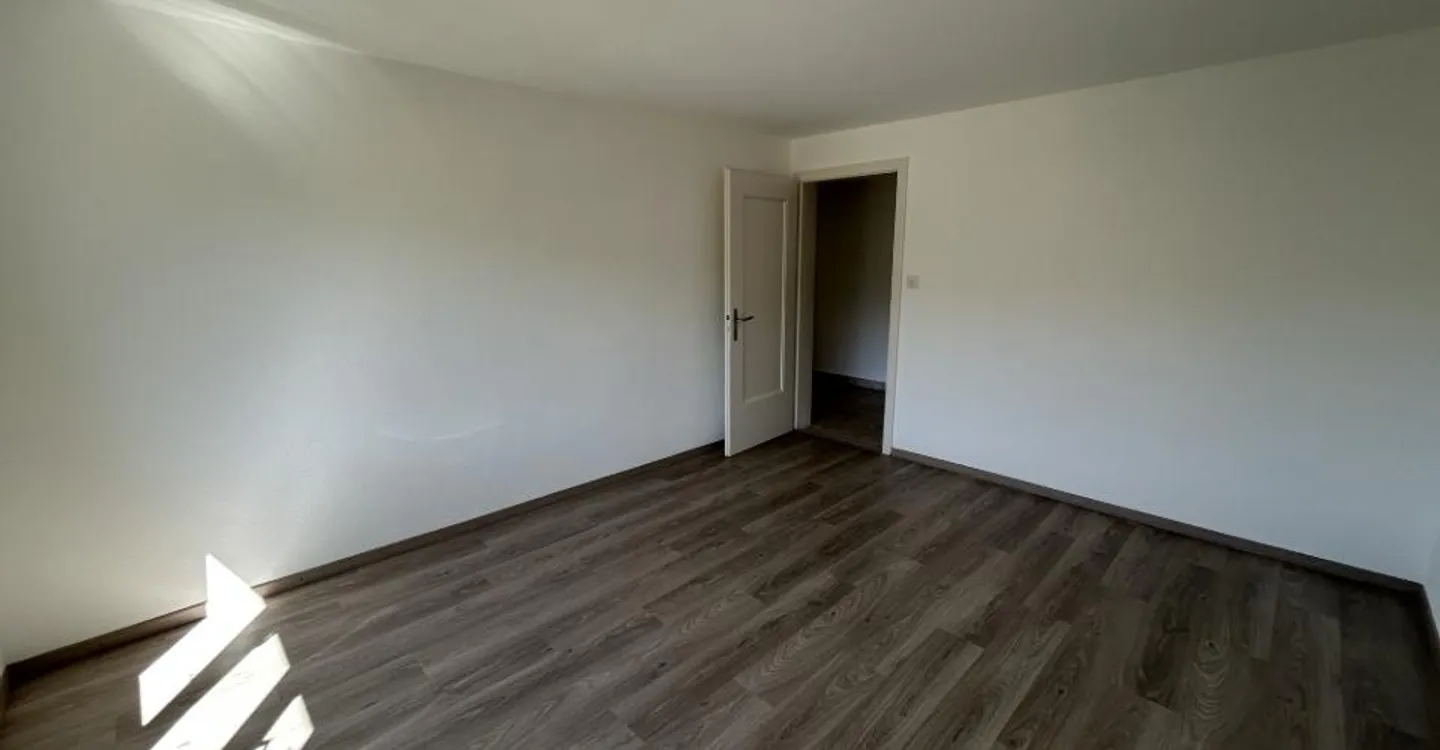 Appartement rénové avec balcon - Photo 2 sur 7