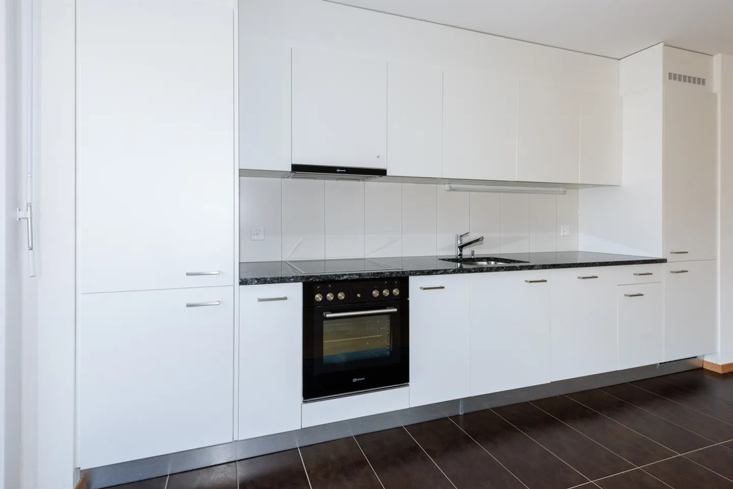 Modern, spacious and well-located apartment! - Photo 2 of 9