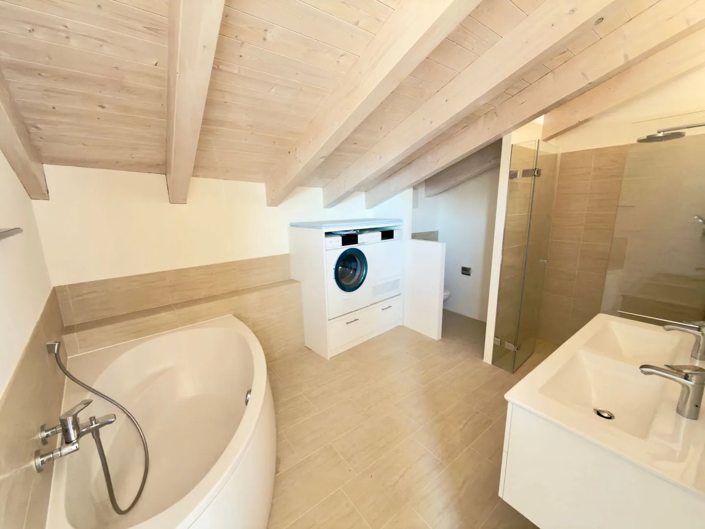 Casa Gatti : Appartement penthouse rénové de 2,5 pièces au troisième étage - Photo 4 sur 6