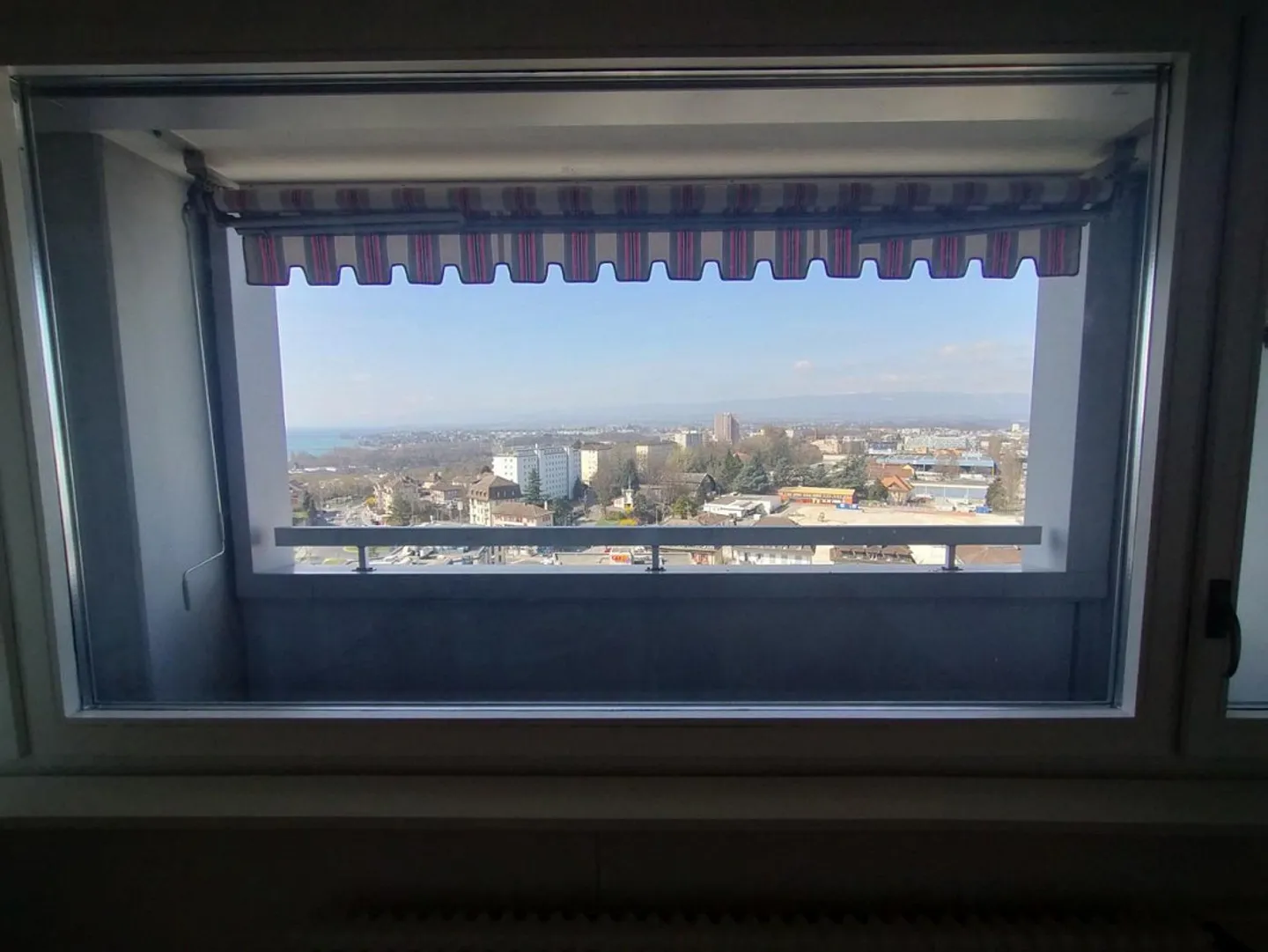 In the center of Malley, splendid renovated apartment with balcony and view - Photo 3 of 12