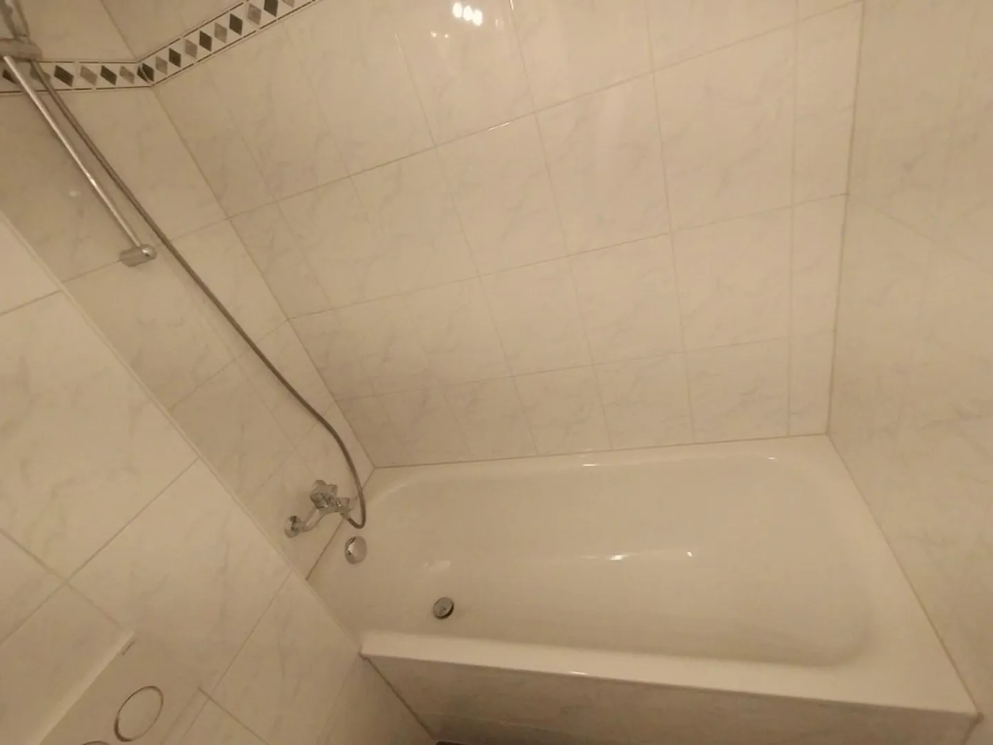 In the center of Malley, splendid renovated apartment with balcony and view - Photo 12 of 12