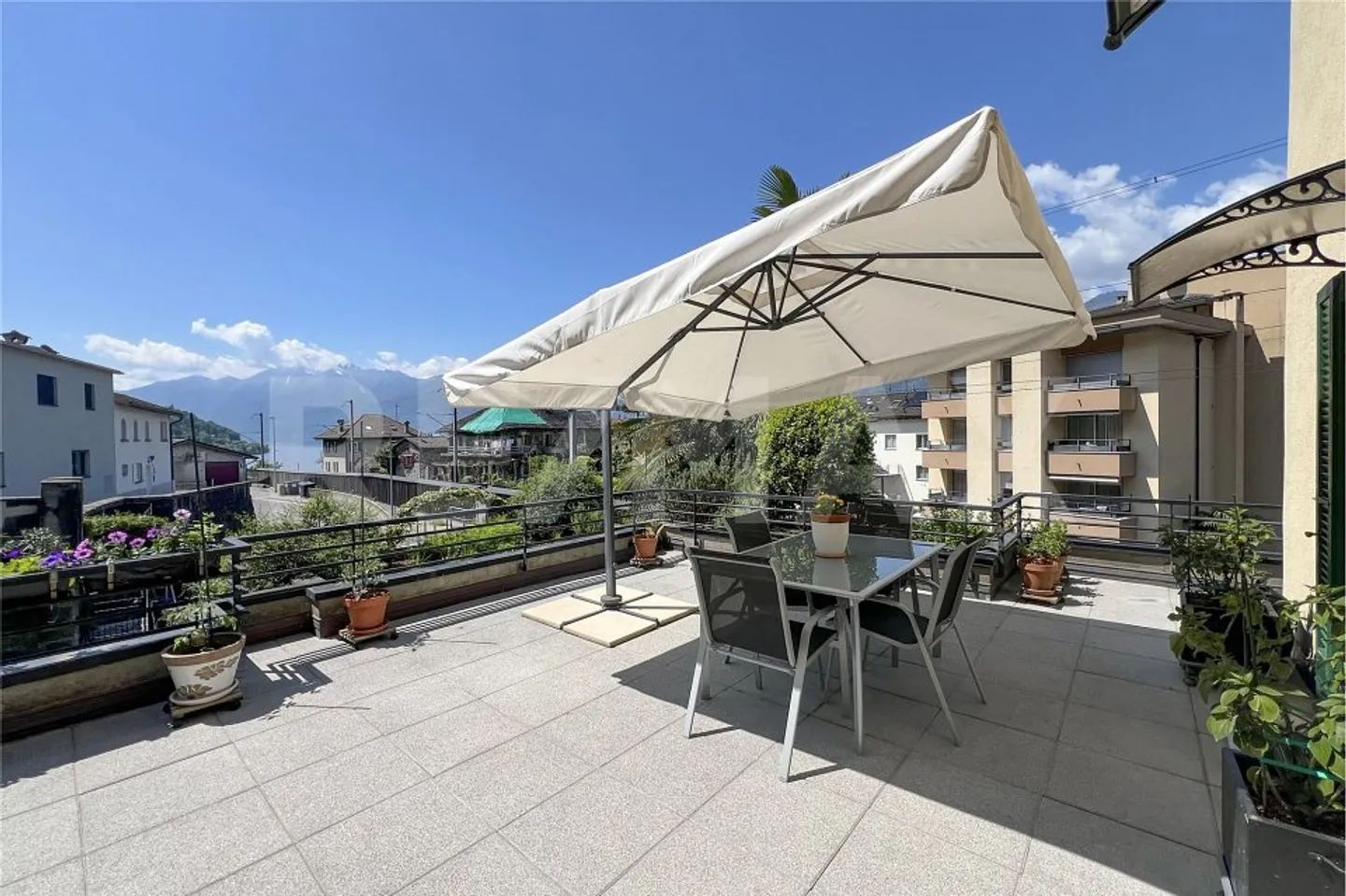 Semi-detached house with garden - Photo 3 of 4