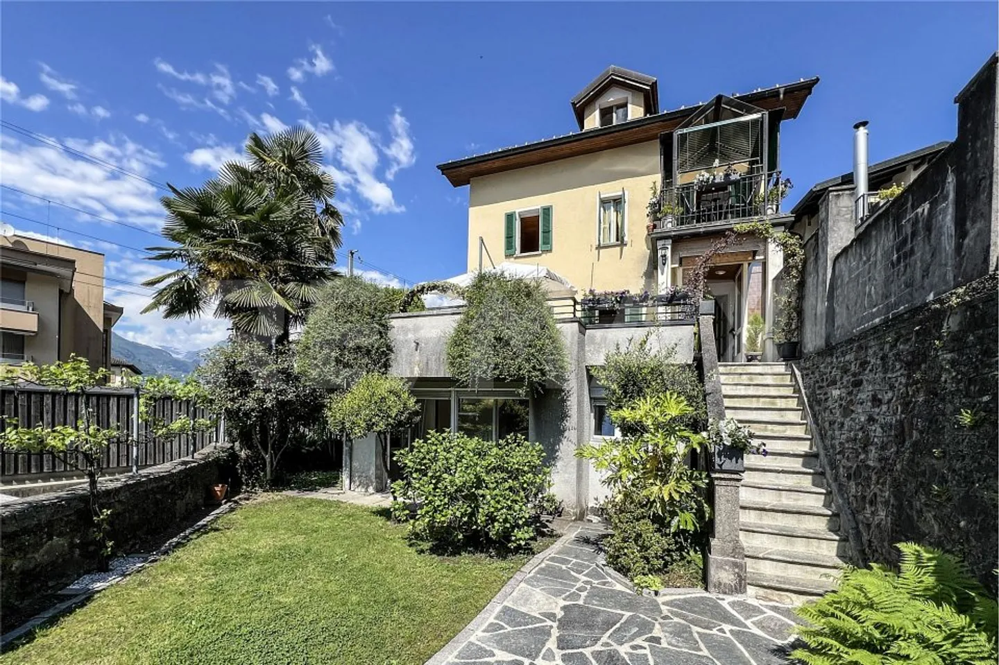 Semi-detached house with garden - Photo 4 of 4