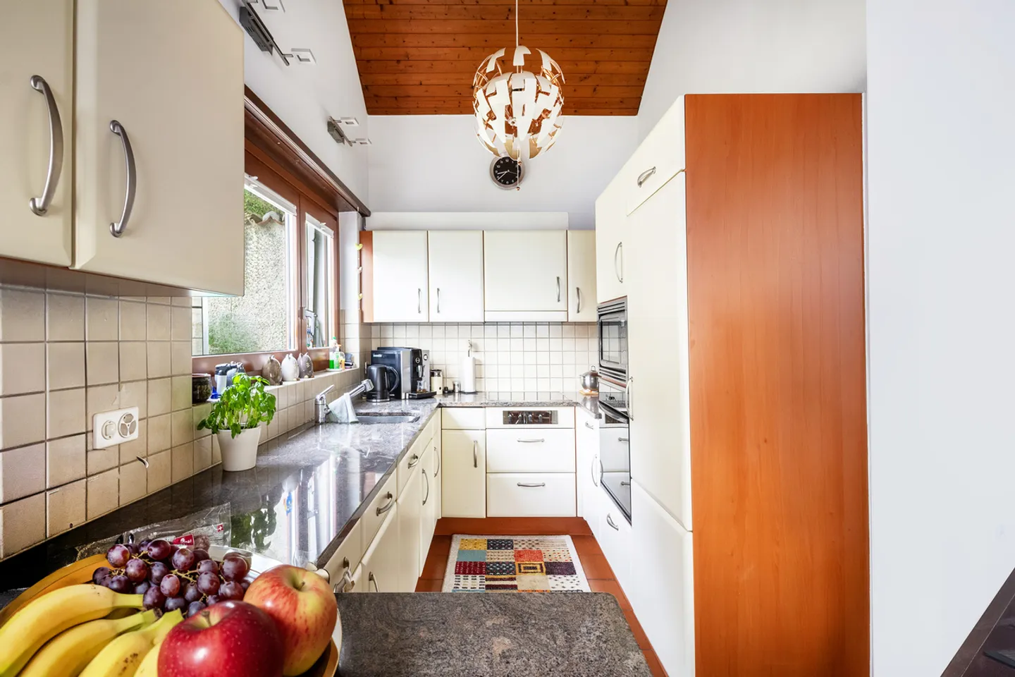 Stunning semi-detached house - Photo 2 of 13
