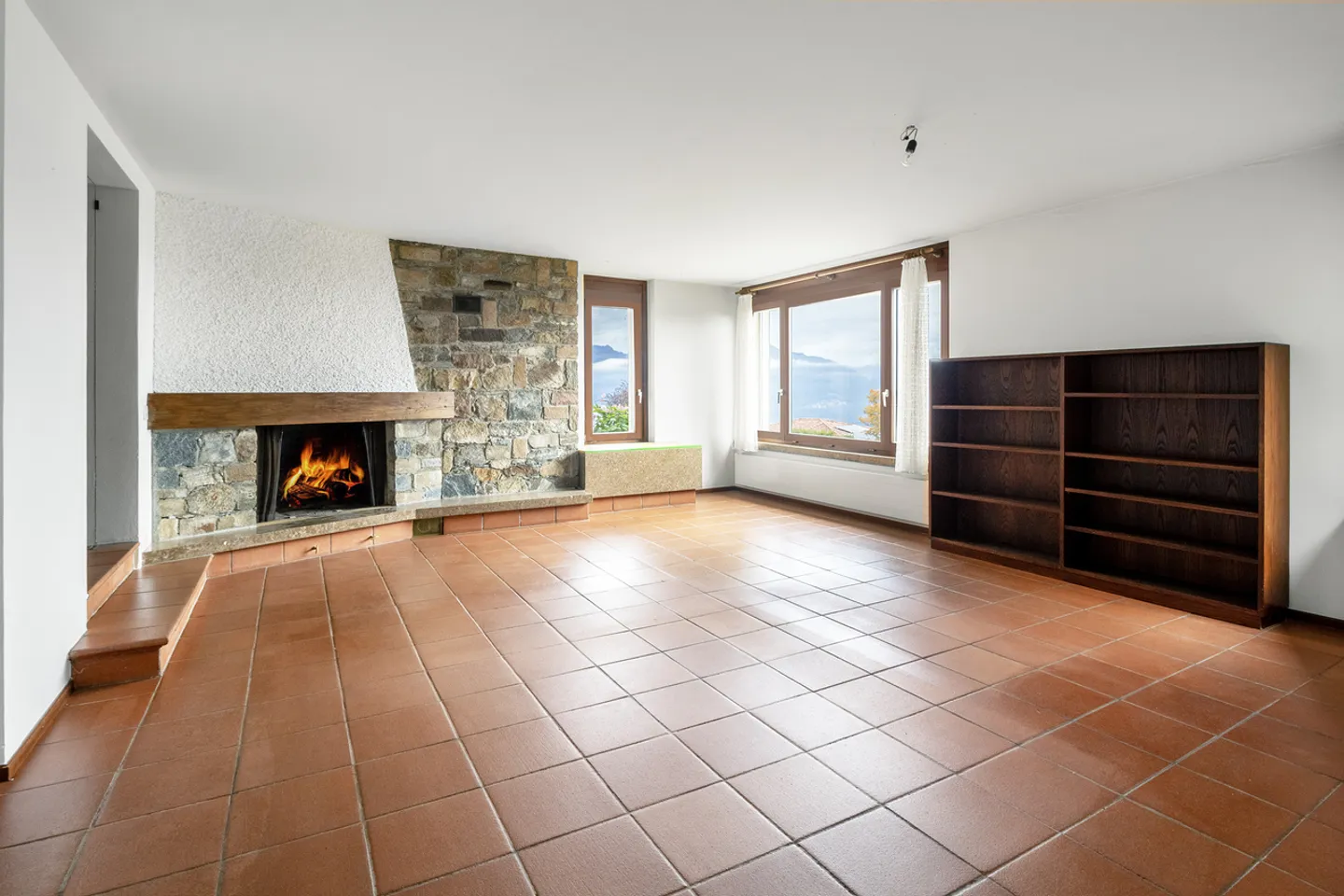 Stunning semi-detached house - Photo 8 of 13