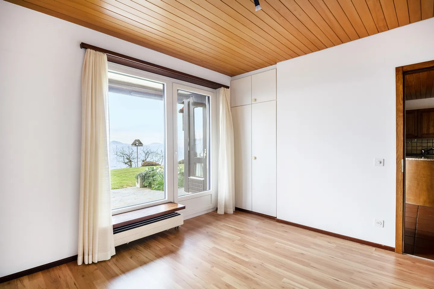 Stunning semi-detached house - Photo 9 of 13