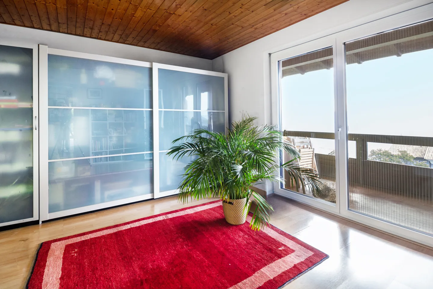 Stunning semi-detached house - Photo 10 of 13