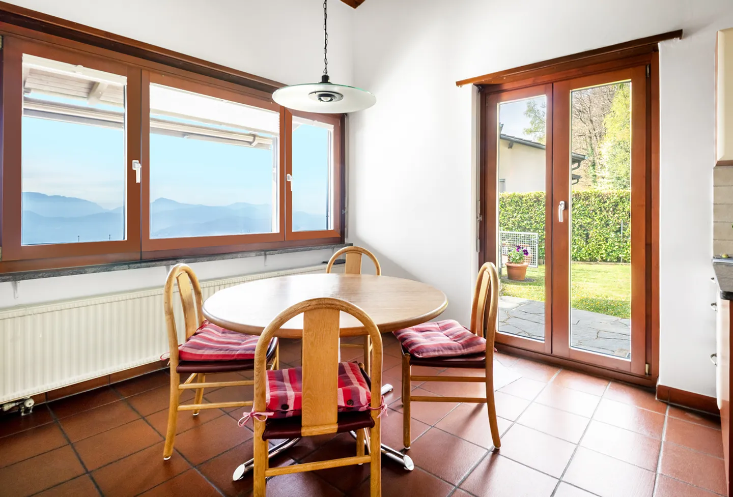 Stunning semi-detached house - Photo 4 of 13