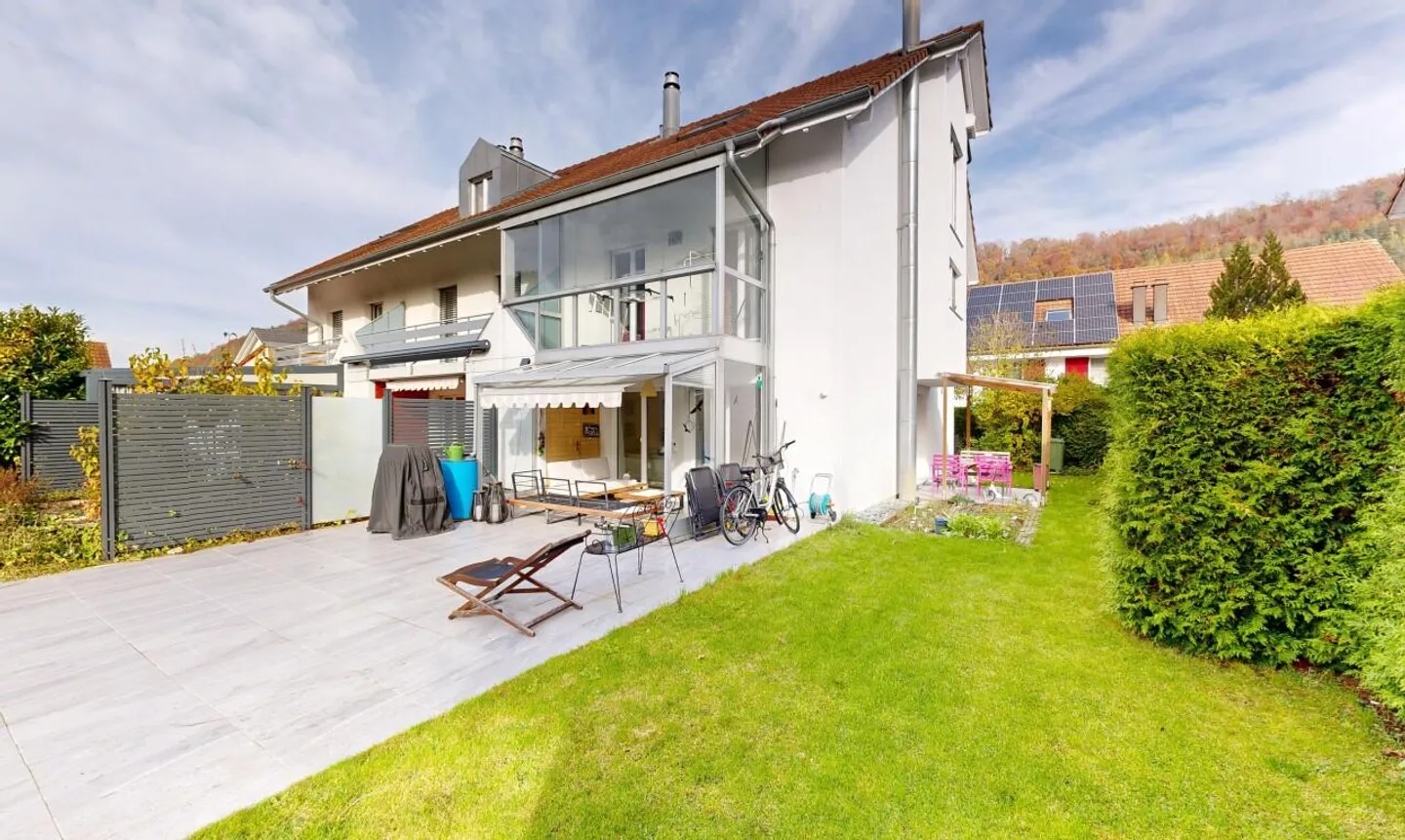 Maison de ville d'angle bien entretenue avec jardin, garage et confort moderne - Photo 1 sur 11