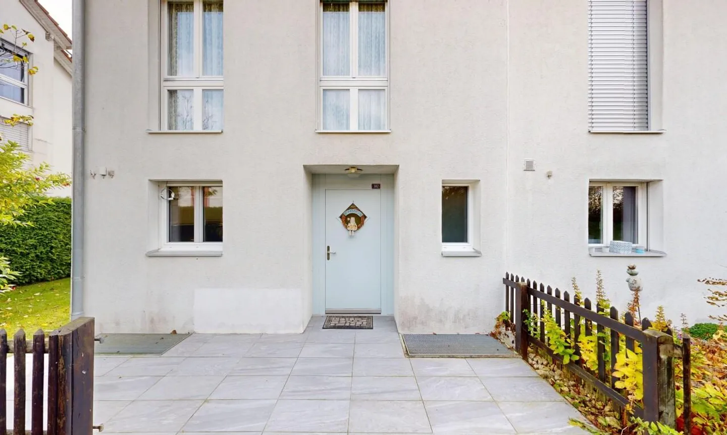 Maison de ville d'angle bien entretenue avec jardin, garage et confort moderne - Photo 2 sur 11