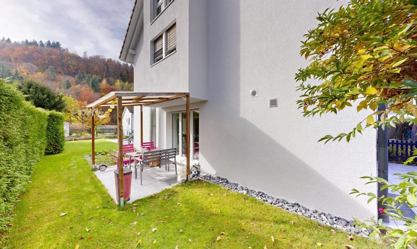 Maison de ville d'angle bien entretenue avec jardin, garage et confort moderne - Photo 3 sur 11