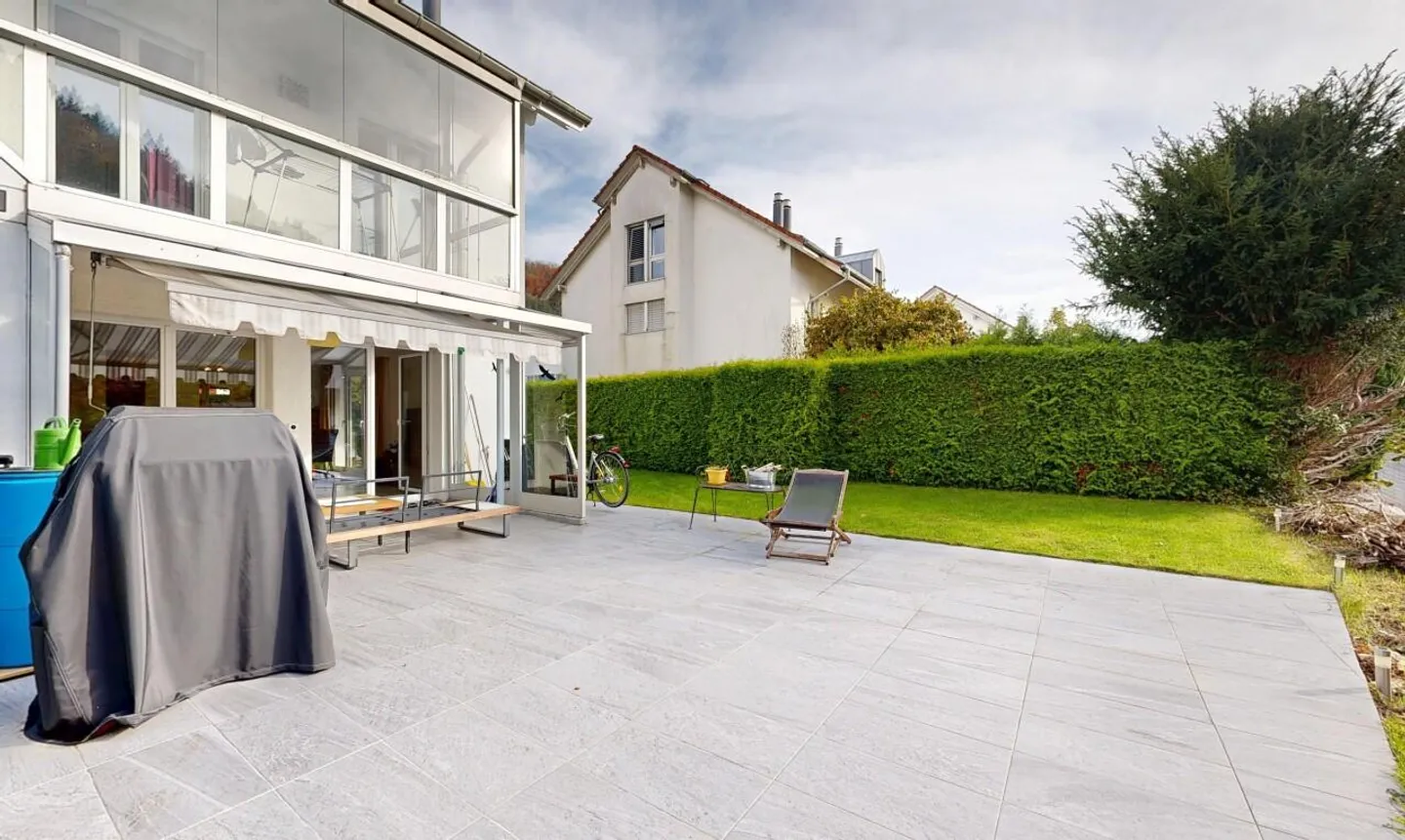 Maison de ville d'angle bien entretenue avec jardin, garage et confort moderne - Photo 4 sur 11