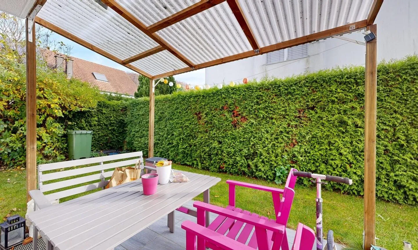 Maison de ville d'angle bien entretenue avec jardin, garage et confort moderne - Photo 5 sur 11