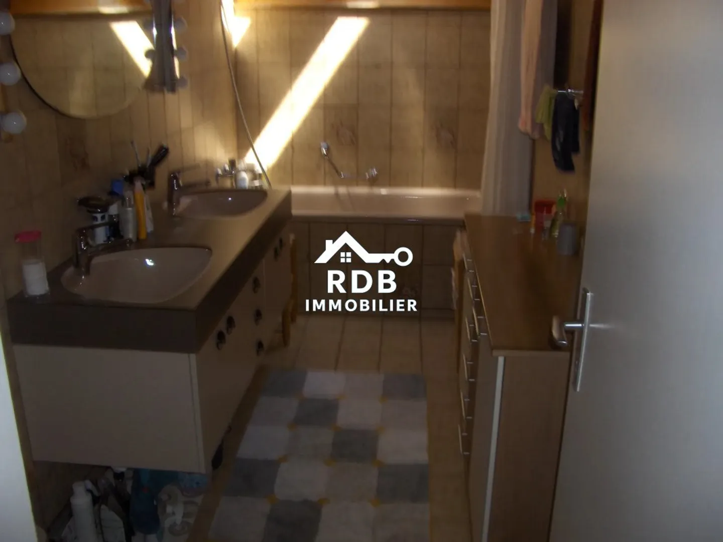 Geräumige 4,5-Zimmer-Duplexwohnung mit Garten, Terrasse und Parkplatz - Foto 4 von 6