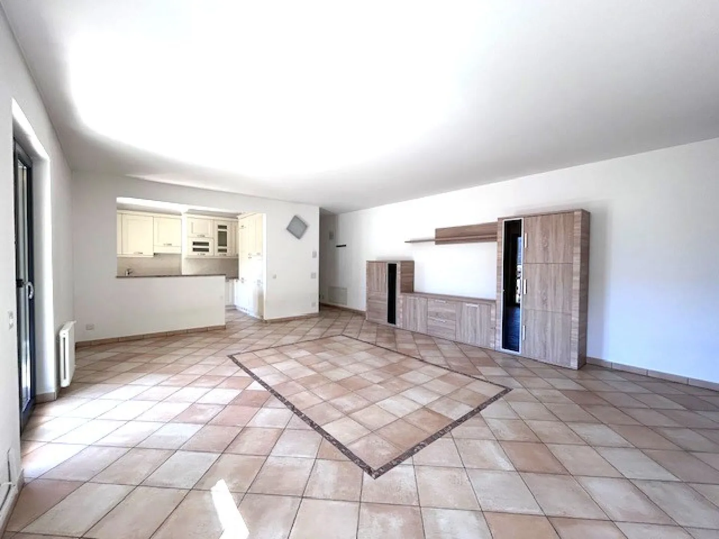 LUMINOSO E SPAZIOSO APPARTAMENTO DI 4.5 LOCALI COMPLETAMENTE RISTRUTTURATO - Foto 9 di 33