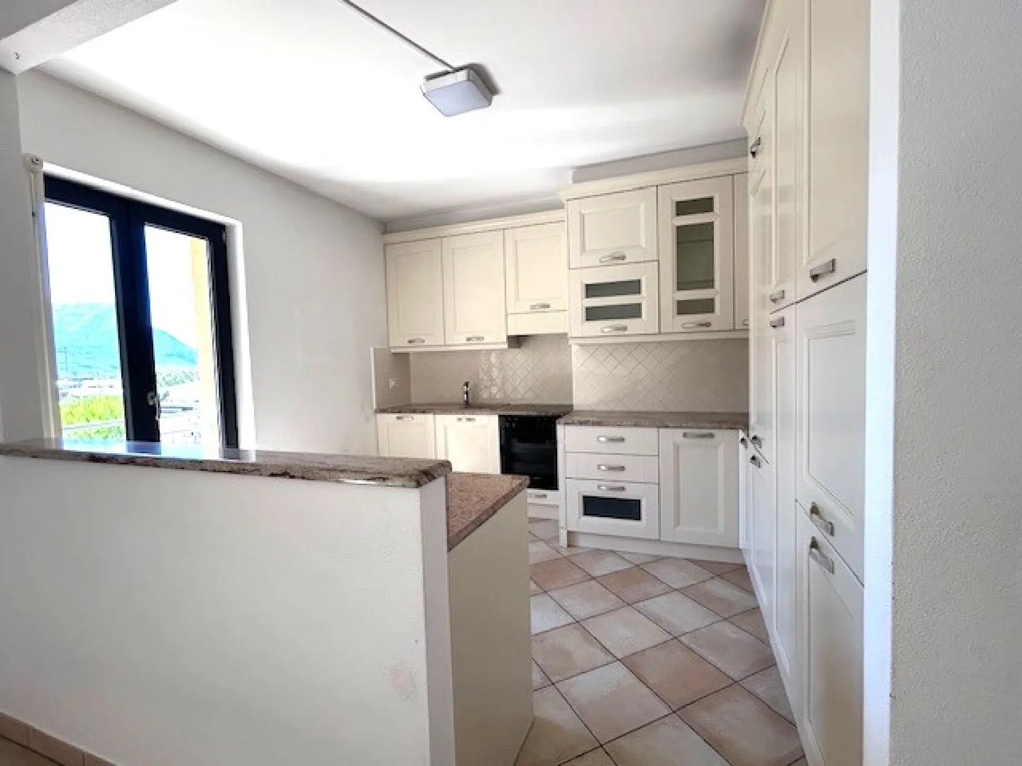 LUMINOSO E SPAZIOSO APPARTAMENTO DI 4.5 LOCALI COMPLETAMENTE RISTRUTTURATO - Foto 11 di 33