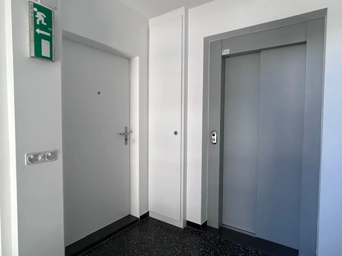 LUMINOSO E SPAZIOSO APPARTAMENTO DI 4.5 LOCALI COMPLETAMENTE RISTRUTTURATO - Foto 7 di 33