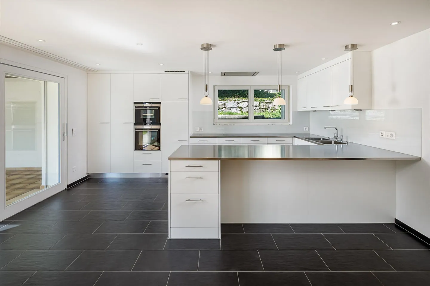 Maison individuelle représentative avec flair des années 60 et accents baroques - Photo 3 sur 11