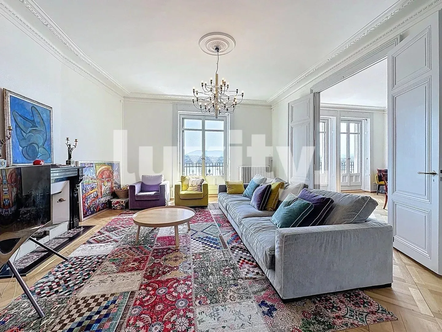 Appartement haussmannien spacieux avec vue sur la fontaine - Photo 2 sur 3