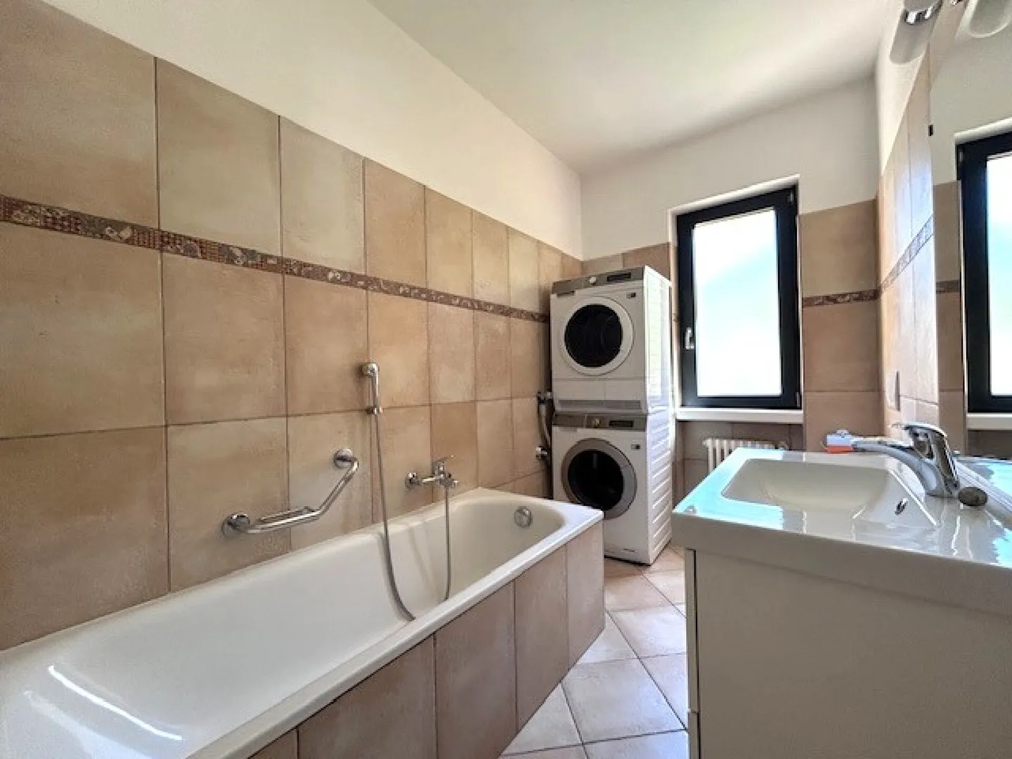 LUMINOSO E SPAZIOSO APPARTAMENTO DI 4.5 LOCALI COMPLETAMENTE RISTRUTTURATO - Foto 24 di 33