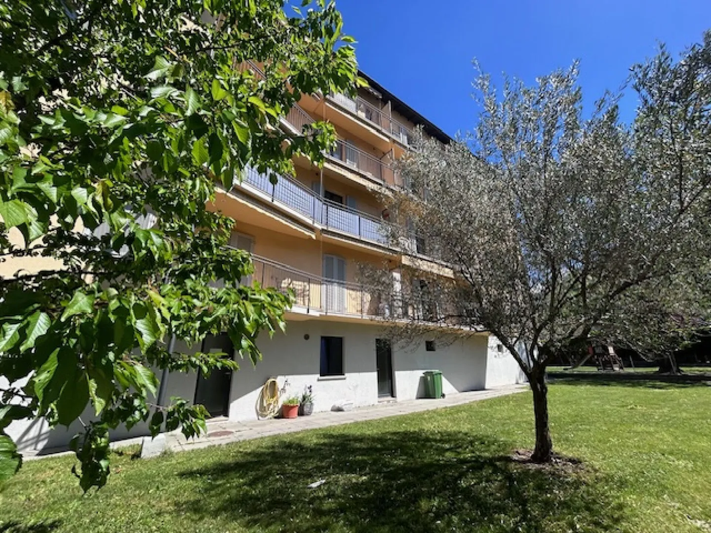 LUMINOSO E SPAZIOSO APPARTAMENTO DI 4.5 LOCALI COMPLETAMENTE RISTRUTTURATO - Foto 32 di 33