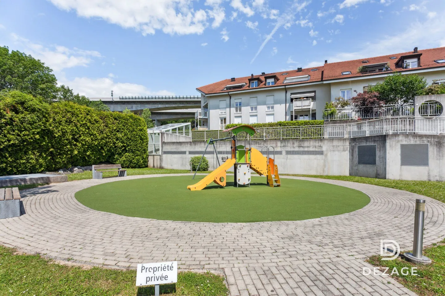 Spacious attic bathed in light in a family neighborhood with panoramic views of the lake - Photo 11 of 13