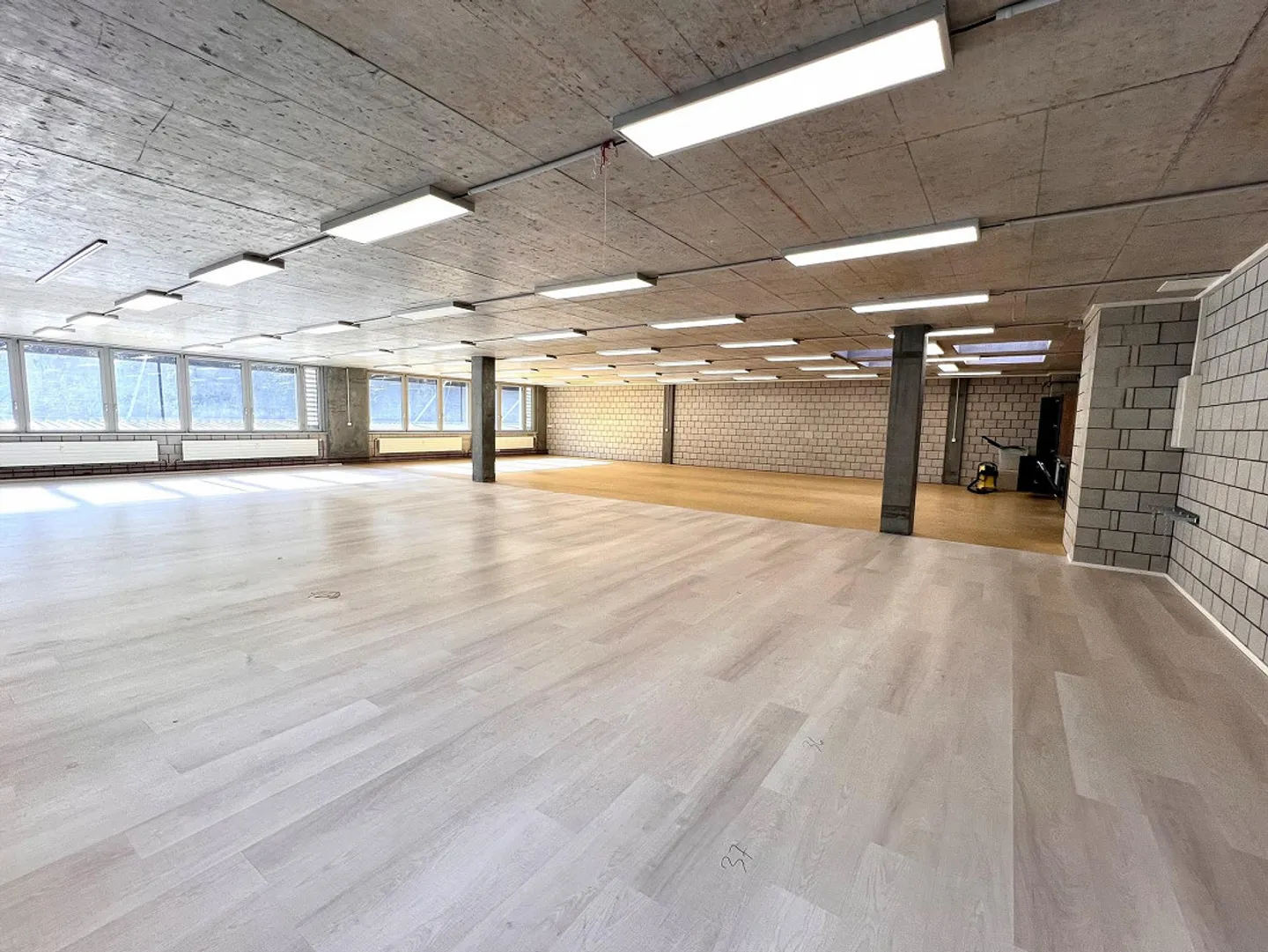 Variable commercial spaces up to 252m2 in prime location - Photo 3 of 6