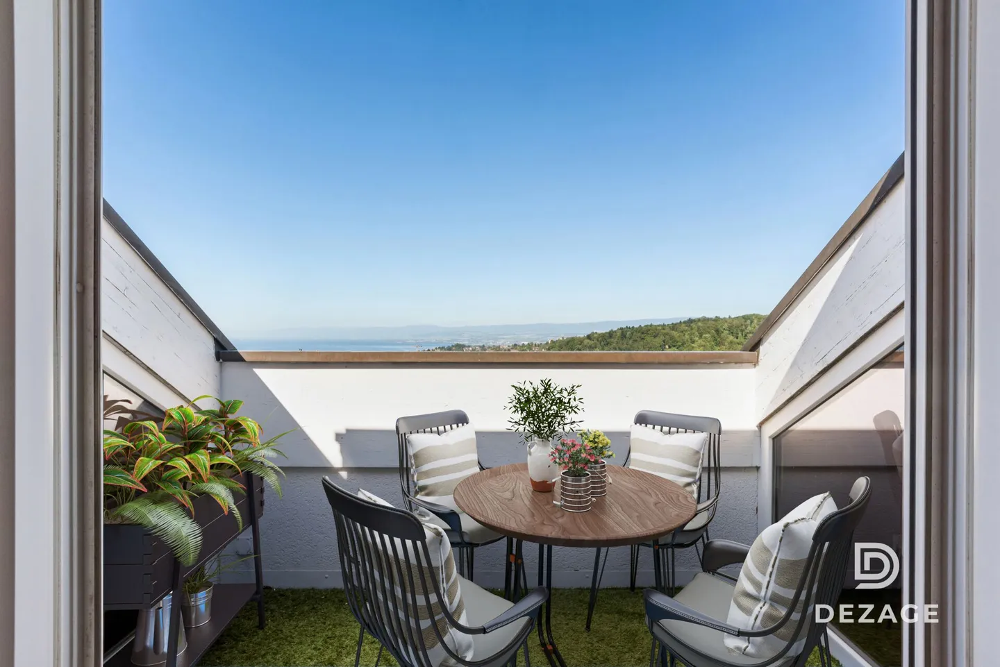 Spacious attic bathed in light in a family neighborhood with panoramic views of the lake - Photo 4 of 13