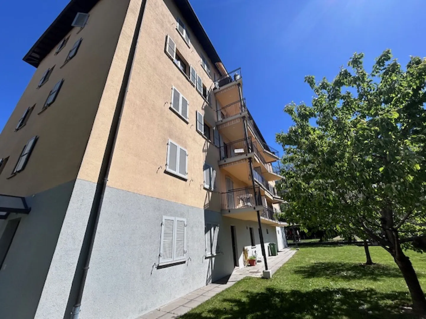 LUMINOSO E SPAZIOSO APPARTAMENTO DI 4.5 LOCALI COMPLETAMENTE RISTRUTTURATO - Foto 31 di 33
