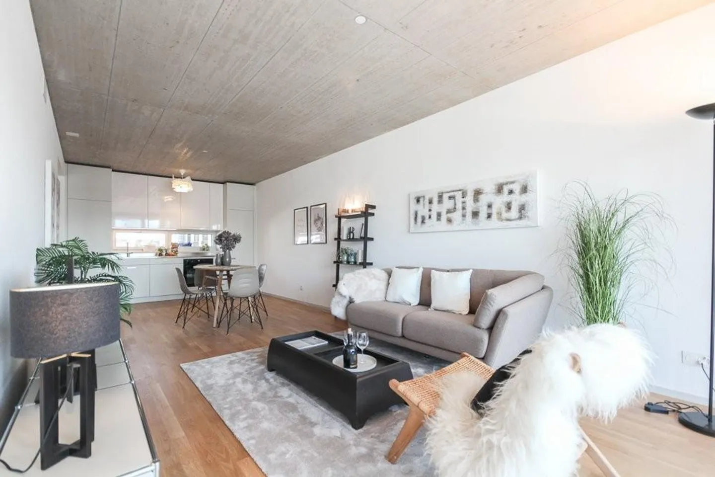 Première occupation : Appartement moderne de 2,5 pièces avec balcon - Photo 1 sur 4