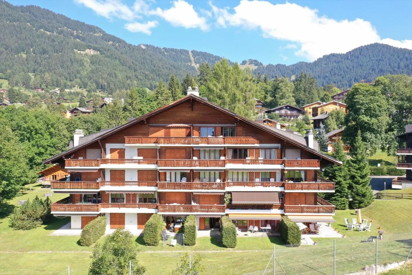 4.5 Room Apartment in Villars-sur-Ollon - Photo 2 of 13