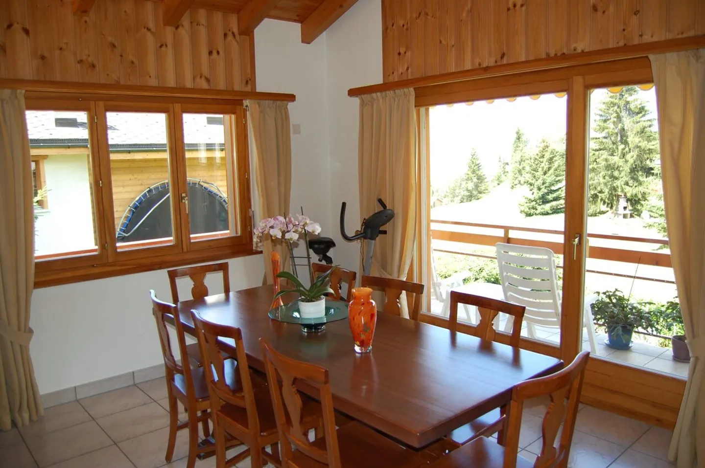 Chalet avec charme, 6,5 pièces à Crans – Vue incomparable et cadre alpin exceptionnel - Photo 3 sur 17