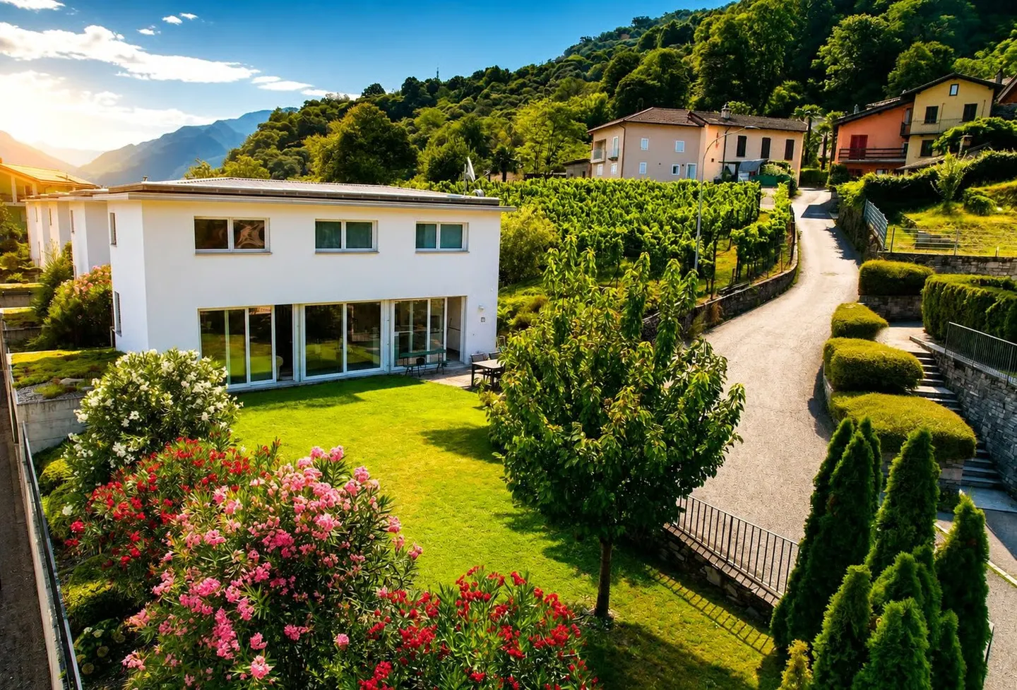 Moderne Villa zwischen Weinbergen und Bergen - Foto 2 von 22