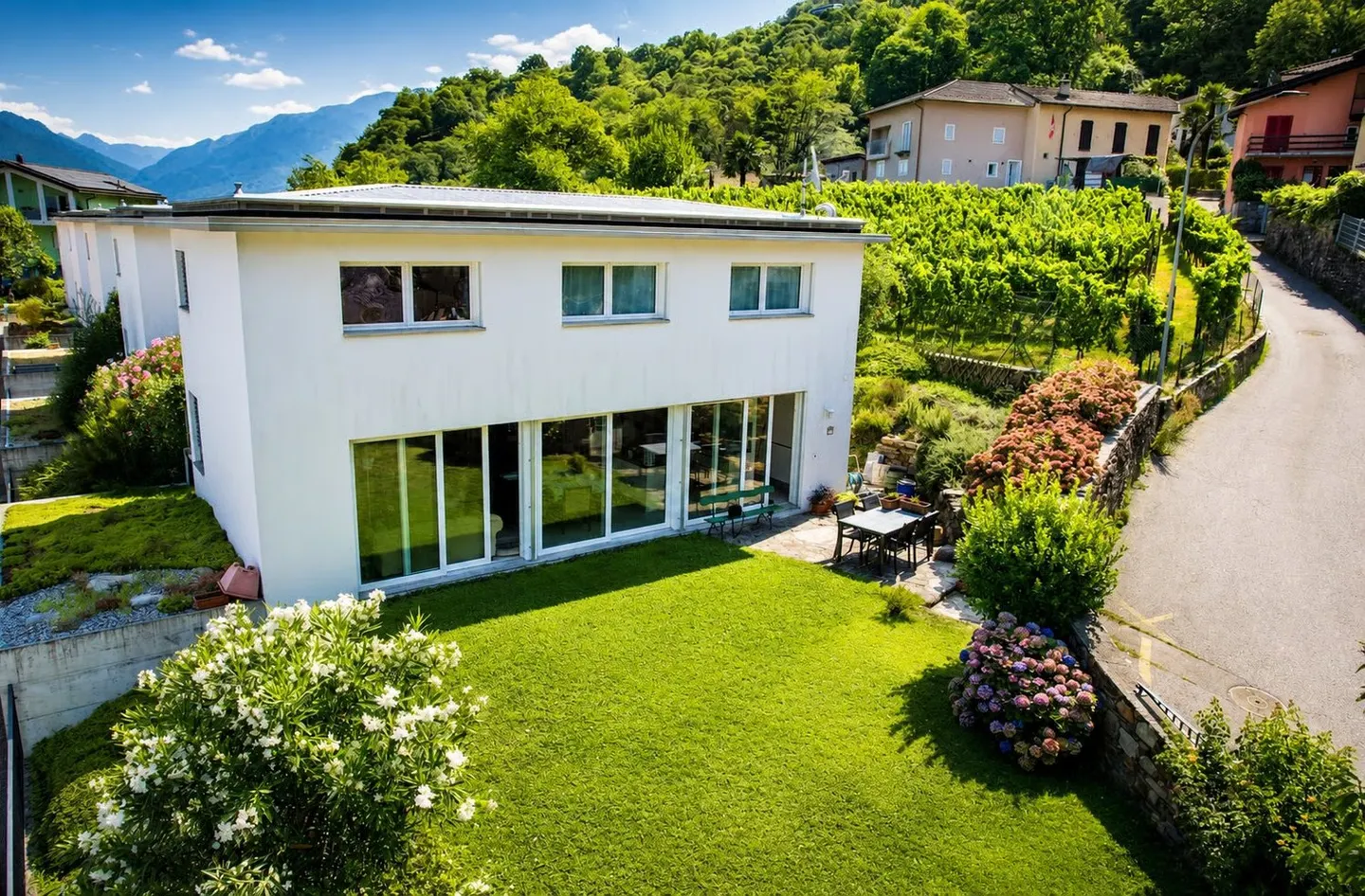 Moderne Villa zwischen Weinbergen und Bergen - Foto 1 von 22