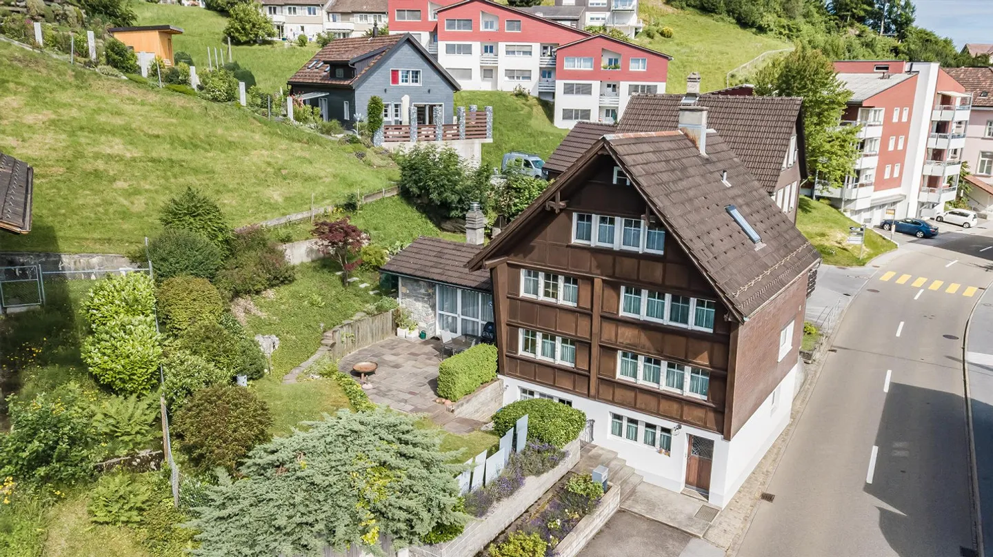 Charmantes Einfamilienhaus mit 6.5 Zimmer - Foto 2 von 13