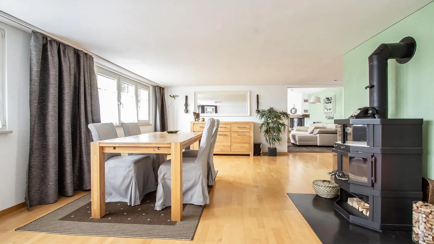 Charmantes Einfamilienhaus mit 6.5 Zimmer - Foto 4 von 13