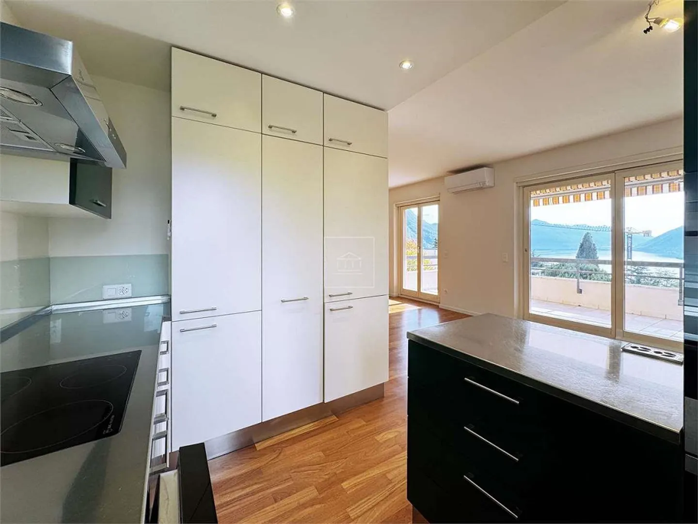 Splendido Duplex di 4.5 Locali con Vista Lago - Foto 6 di 13