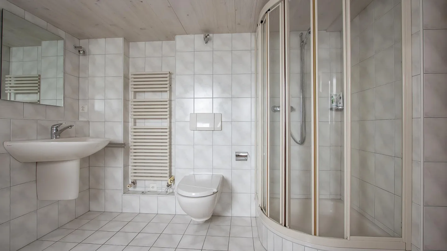 Charmantes Einfamilienhaus mit 6.5 Zimmer - Foto 9 von 13