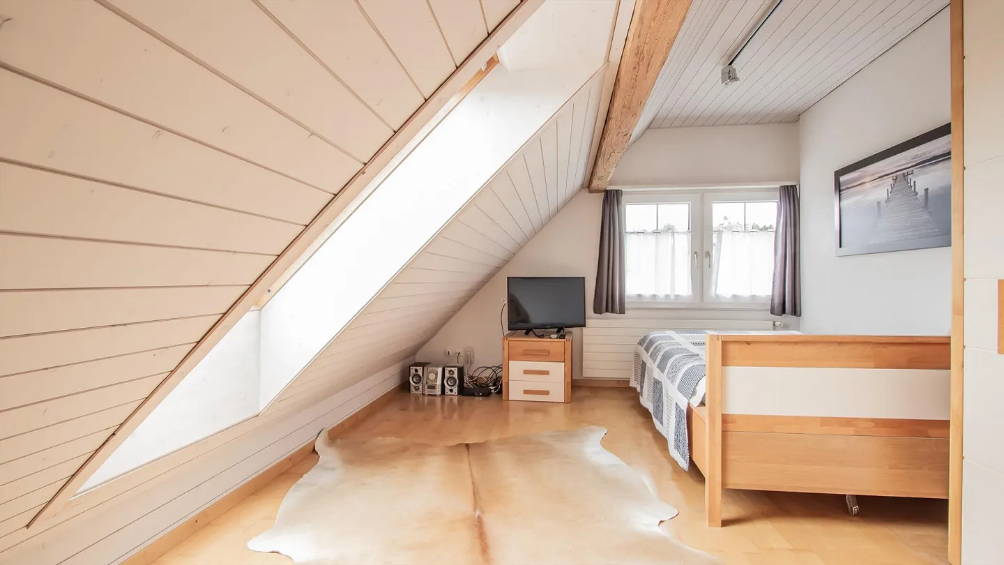 Charmantes Einfamilienhaus mit 6.5 Zimmer - Foto 12 von 13