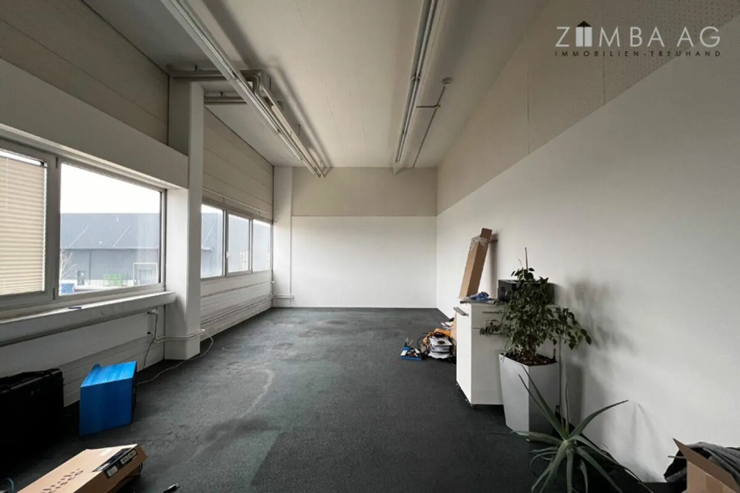 Hall de production/entrepôt avec bureau supplémentaire - Photo 2 sur 8