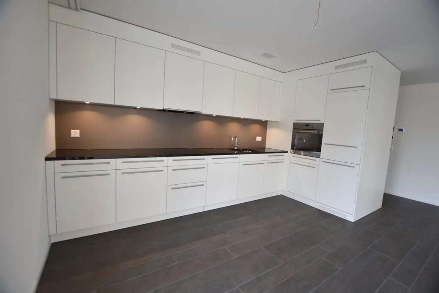 Moderno appartamento 2.5 stanze nel bellissimo Jardin du Paradis - Foto 2 di 11