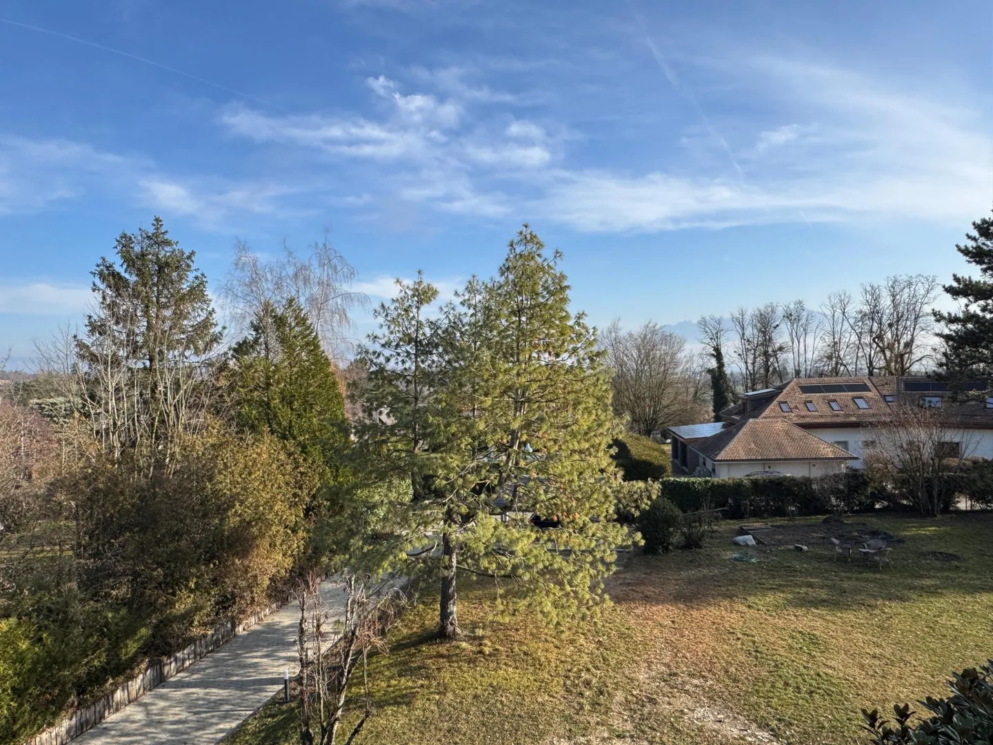 Modern Apartment with Lake View - Photo 2 of 9