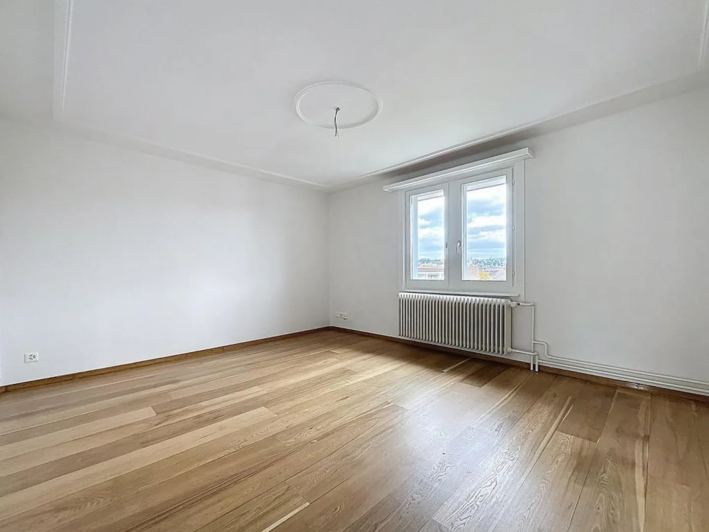 Light-flooded attic apartment in a quiet location in Altstetten - Photo 3 of 7