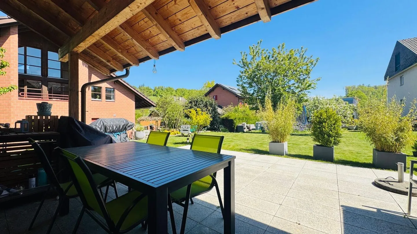 Maison de ville d'angle 4,5 pièces avec jardin, garage, place de parking et four à pizza à Giebenach - Photo 16 sur 26